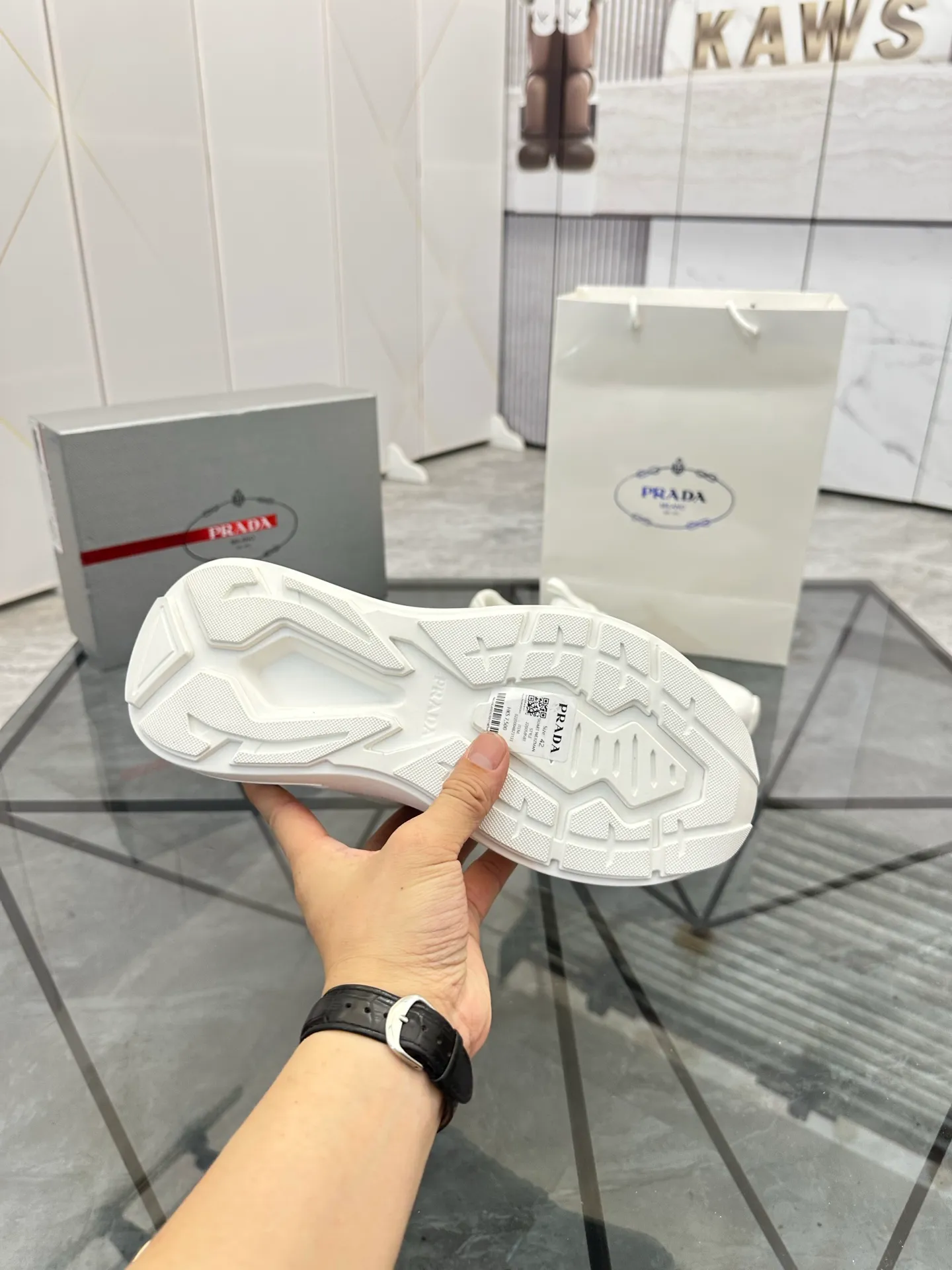 Men's shoes: 💰P680¥ High-end top quality Product trademark: Prada *"Prada*" low-top casual shoes Regular size: 38-45 (can be customized to 46) Product materials: Upper imported cowhide spliced ​​with breathable mesh, breathable lining, cowhide foot pads, original ultra-light foam outsole. No.: 001